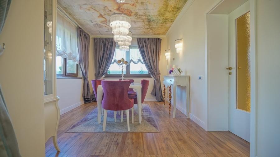 Casă individuală cu 10 camere cu Canalizare în Baciu