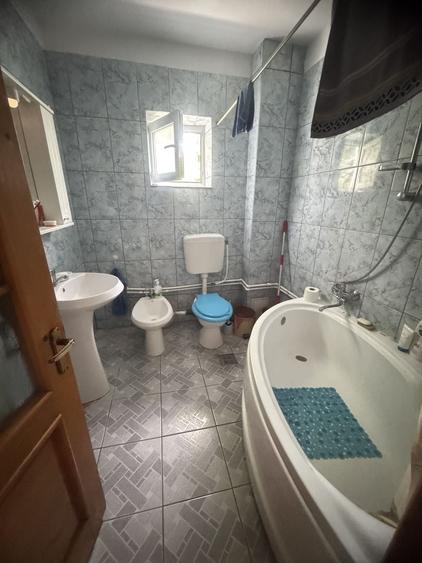 Casă individuală cu 6 camere cu Canalizare în Km 5