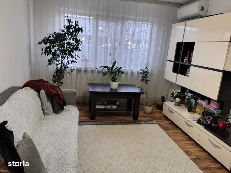 Apartament cu 3 camere semidecomandat în Craiovița Nouă