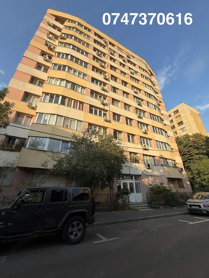 Apartament cu 3 camere semidecomandat în Obor