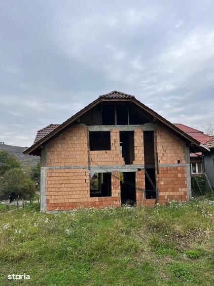 Casă cu 4 camere cu Teren 1800 Mp în Pănet