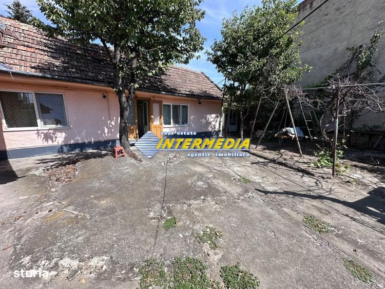 Casă cu 3 camere cu Canalizare în Central