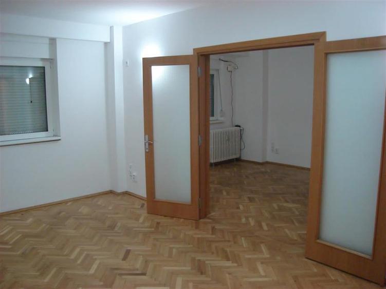 Apartament cu 4 camere decomandat în Calea Călărașilor
