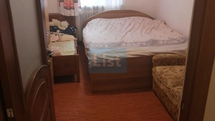 Apartament cu 4 camere semidecomandat, mobilat în Policlinica