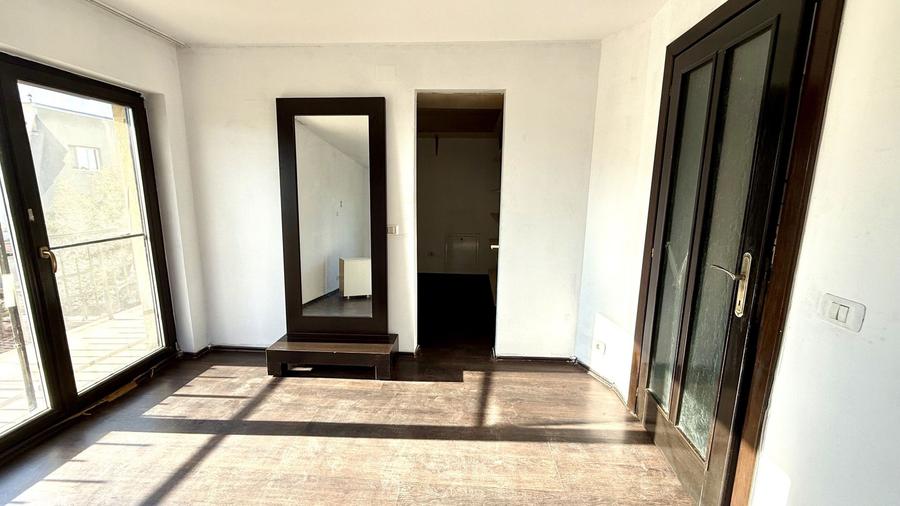 Duplex cu 5 camere cu Canalizare în Exterior Sud