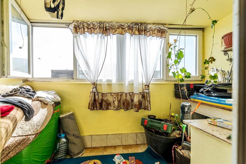 Apartament cu 5 camere semidecomandat în Micălaca
