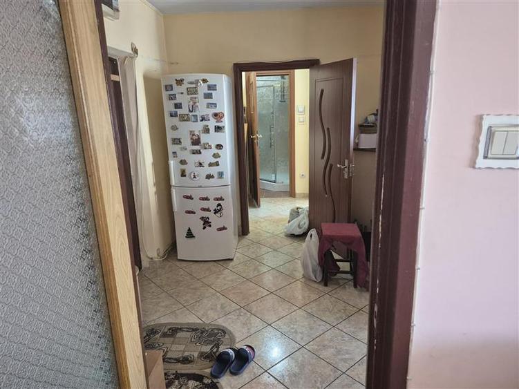 Apartament cu 3 camere semidecomandat în Pantelimon