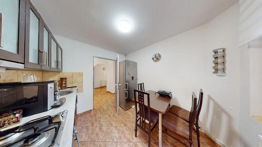 Apartament cu 3 camere decomandat în Astra