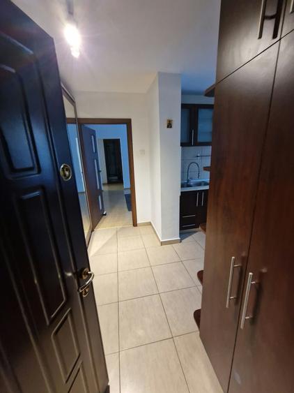 Apartament cu 3 camere semidecomandat în Brâncoveanu