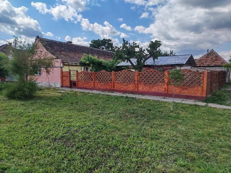 Casă cu Teren 1543 Mp în Șipet