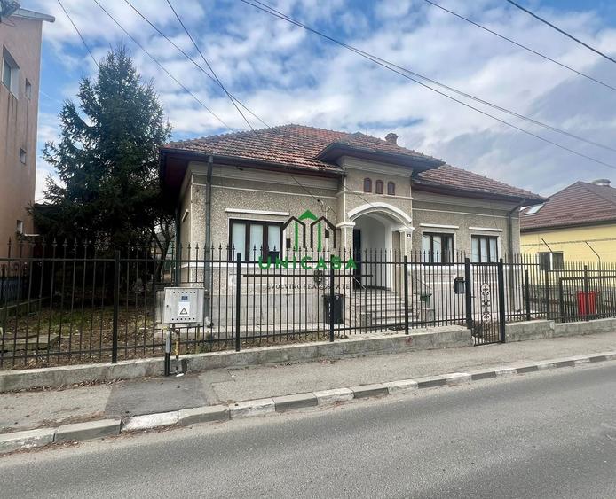 Casă individuală cu 4 camere cu Canalizare în Central
