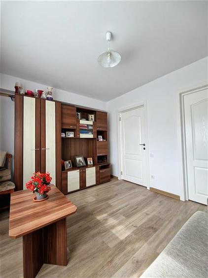 Apartament cu 3 camere decomandat, mobilat în Florești