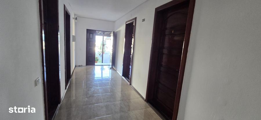 Casă cu 10 camere cu Teren 700 Mp în Costinești
