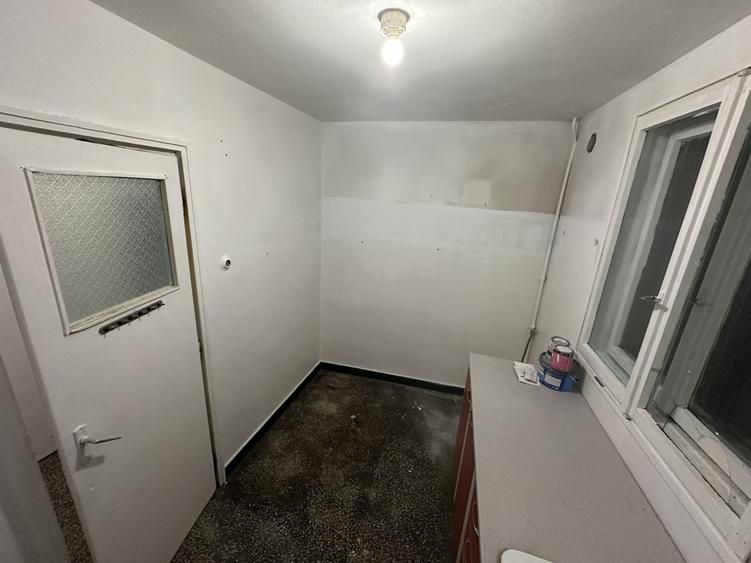 Apartament cu 3 camere semidecomandat în Berceni