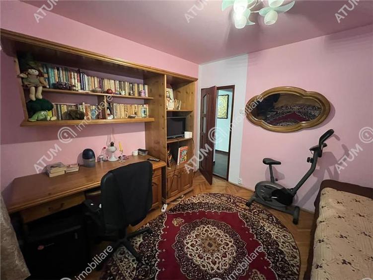 Apartament cu 3 camere decomandat, mobilat în Vasile Aaron