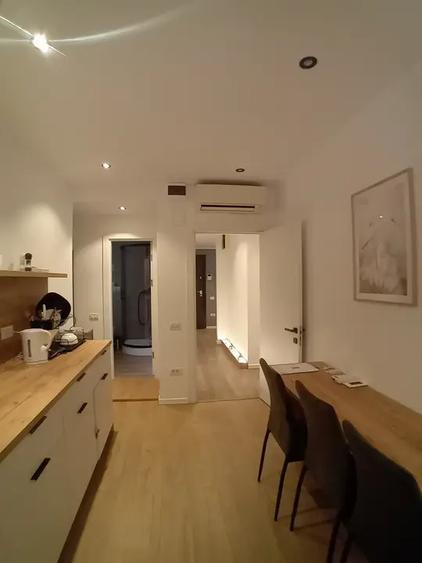 Apartament cu 4 camere în Victoriei