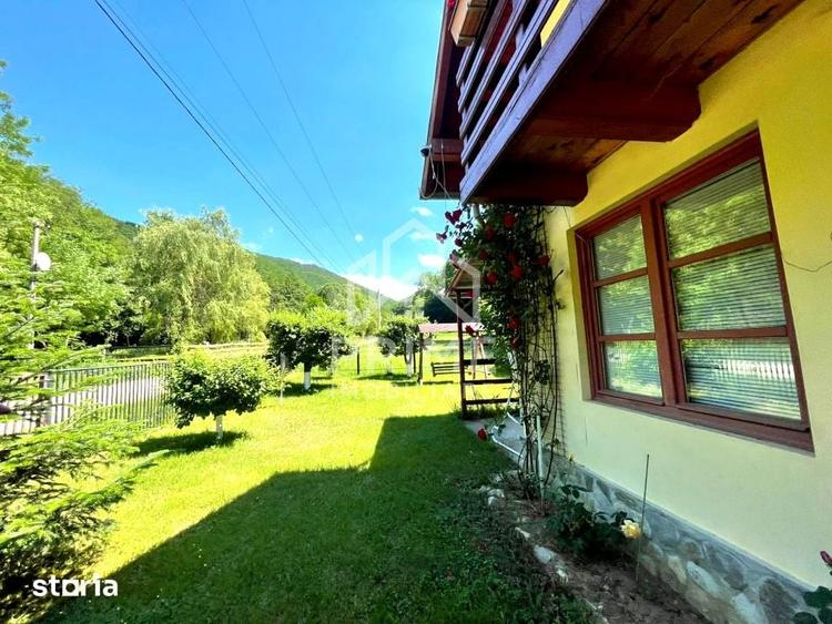 Casă cu 5 camere cu Teren 2000 Mp în Pianu
