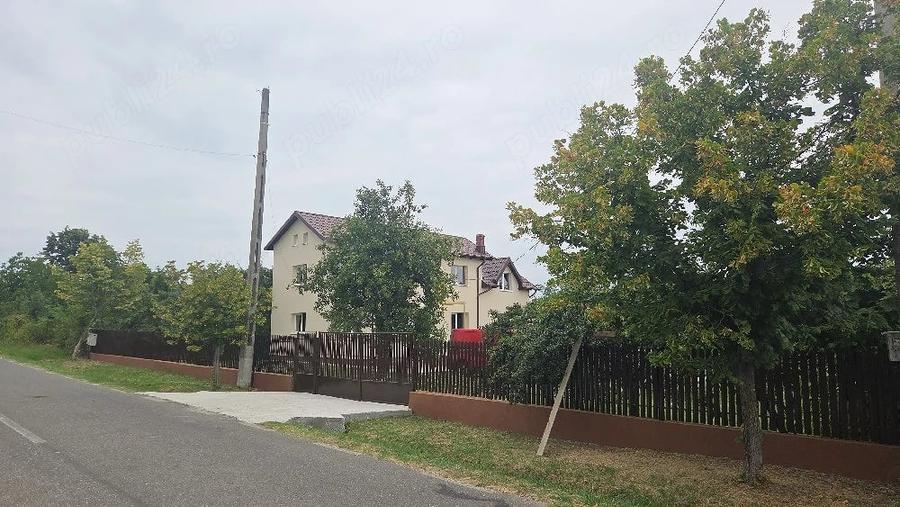 Casă cu 5 camere cu Teren 2240 Mp în Moșoaia