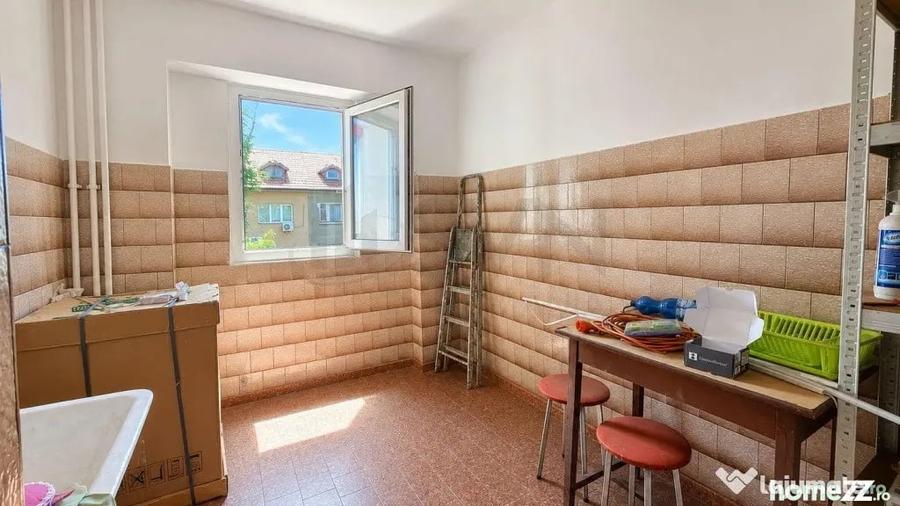 Apartament cu 3 camere decomandat în Lacul Tei