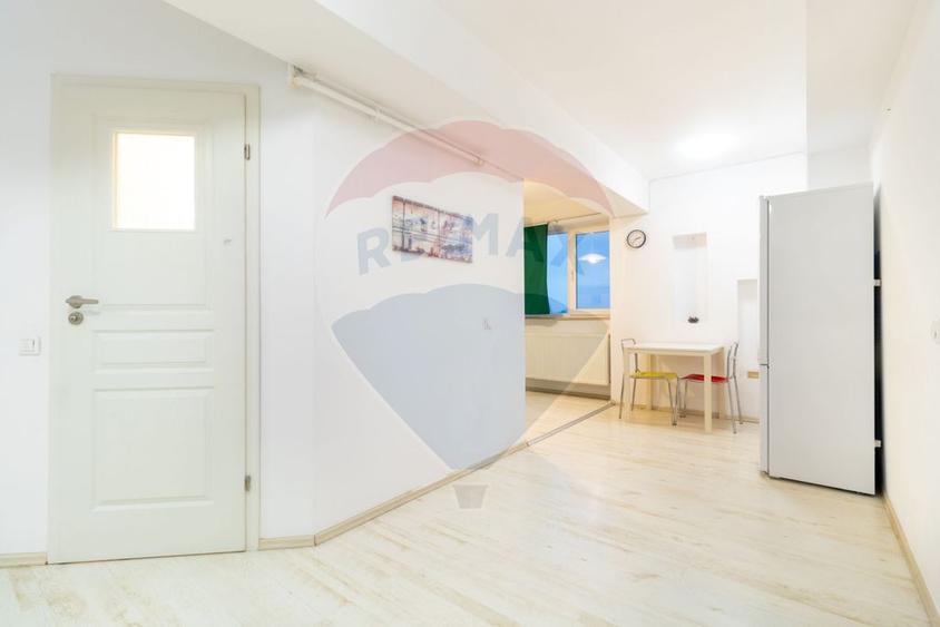 Apartament cu 2 camere semidecomandat, mobilat în Văcăresti