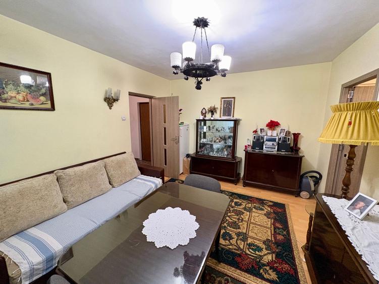Apartament cu 3 camere semidecomandat în Drumul Taberei