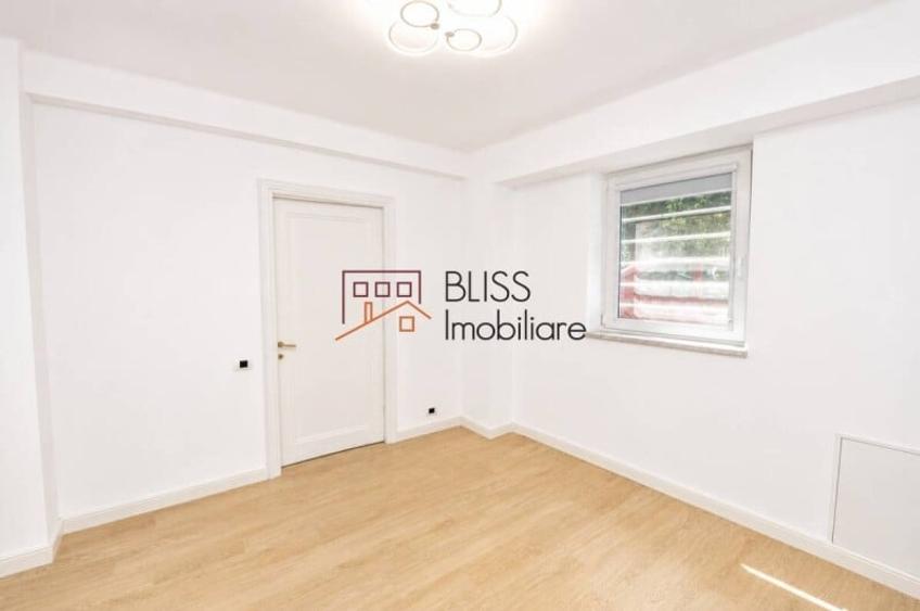 Apartament cu 3 camere semidecomandat în Victoriei