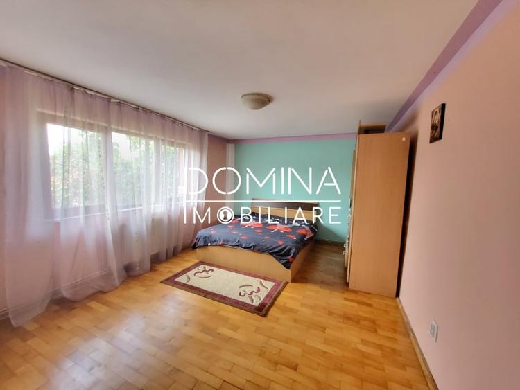 Casă individuală cu 6 camere cu Canalizare în Est