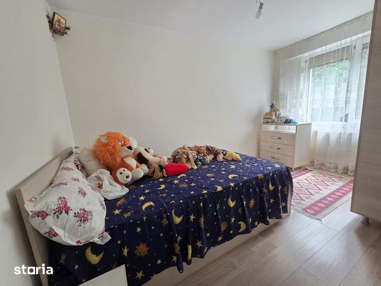 Apartament cu 3 camere semidecomandat în Micro 17