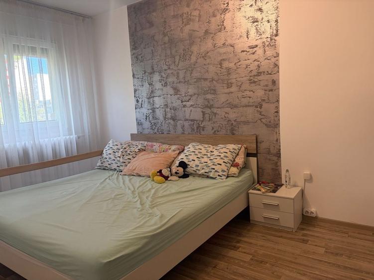 Apartament cu 3 camere semidecomandat, mobilat în Alexandru Obregia