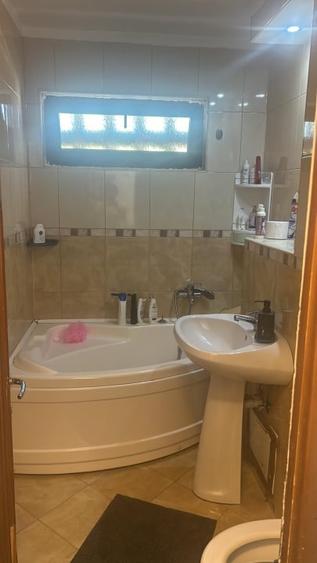 Casă individuală cu 6 camere cu Canalizare în Cârcea