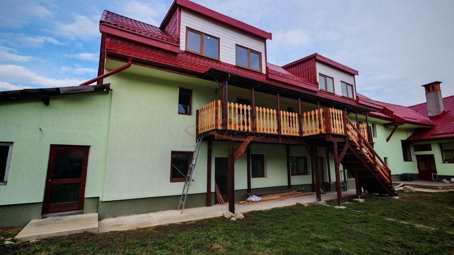 Casă individuală cu 12 camere cu Canalizare în Vulcan