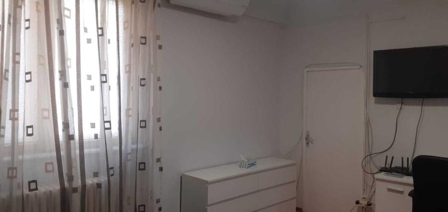 Apartament cu 3 camere semidecomandat în Regina Elisabeta