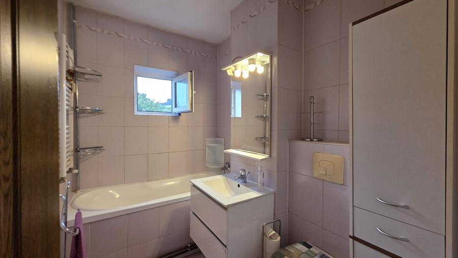 Apartament cu 3 camere decomandat, mobilat în Elisabetin