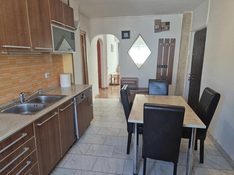 Apartament cu 4 camere decomandat în Central