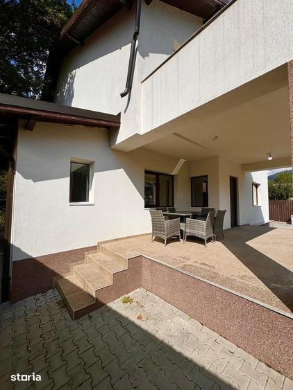 Casă cu 7 camere cu Teren 526 Mp în Măneciu