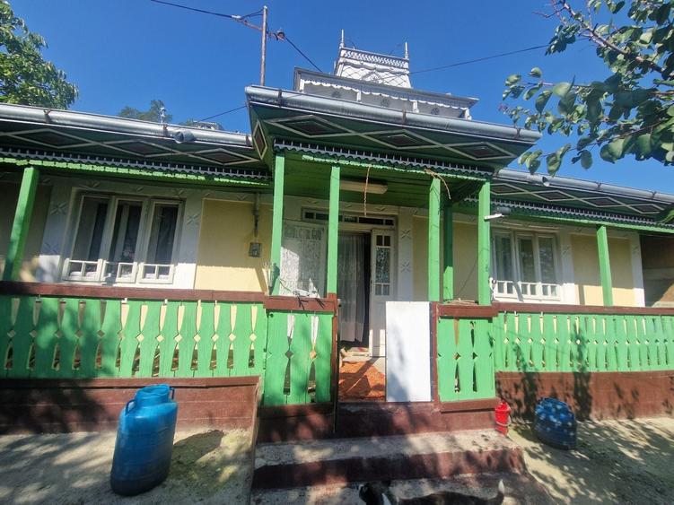 Casă cu 4 camere în Zmeu