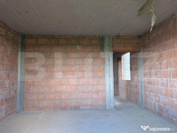 Casă cu 7 camere cu Teren 7500 Mp în Central