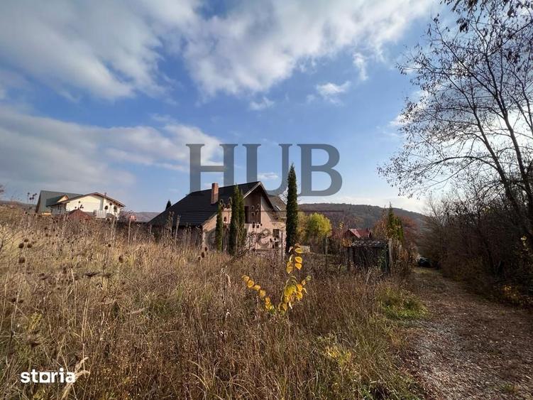 Teren de 1095 mp, în Traian