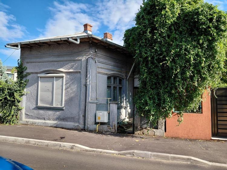 Casă individuală cu 3 camere cu Canalizare în Central