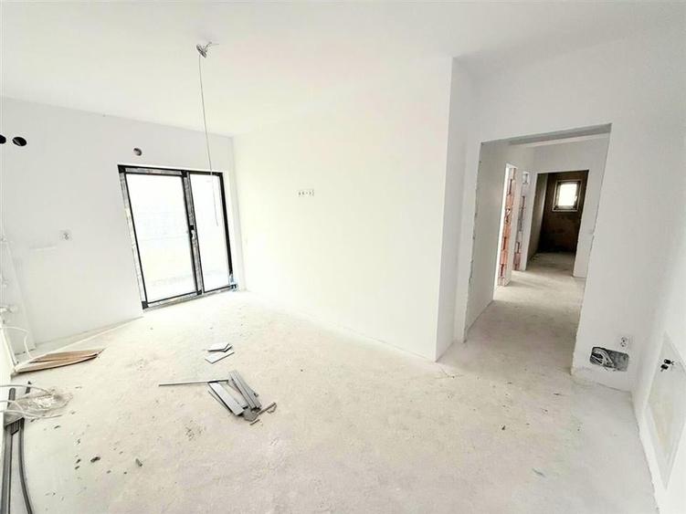 Apartament cu 3 camere semidecomandat în Exterior Sud