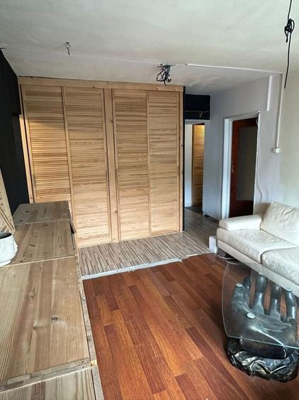 Apartament cu 3 camere semidecomandat în Petros