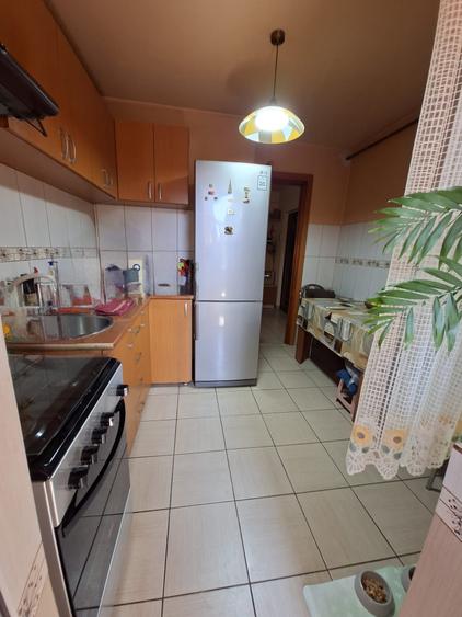 3 camere decomandate , centrala pe gaze, ,zona Dacia , pe SUD, pod  deasupra - 3