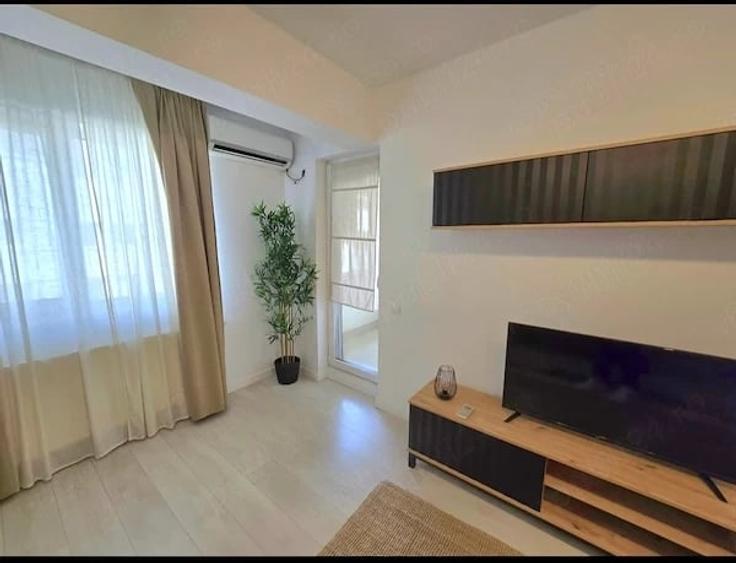 Garsonieră decomandată în Titan