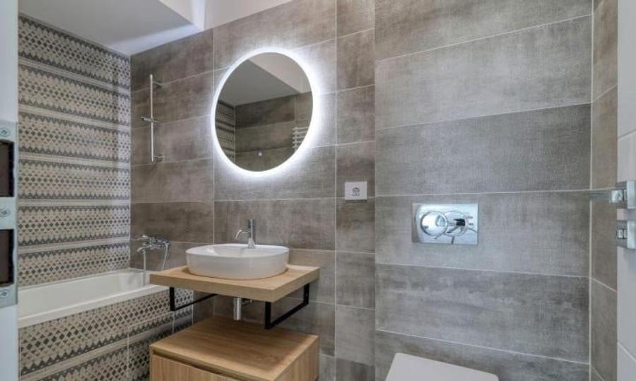 Apartament cu 3 camere semidecomandat, mobilat în Decebal