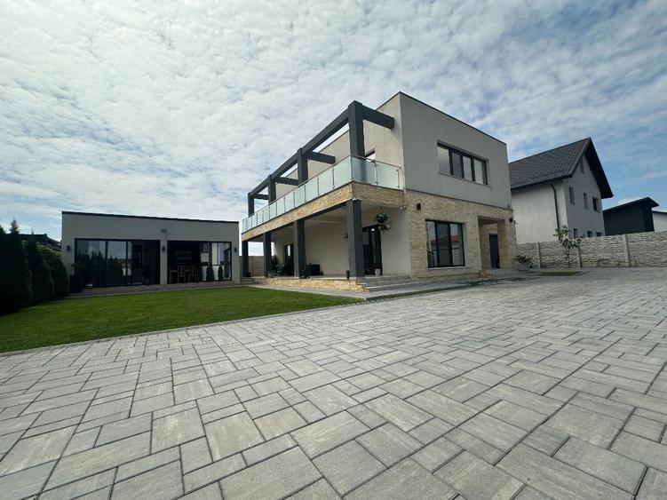 Casă cu 5 camere cu Teren 600 Mp în Strejnicu