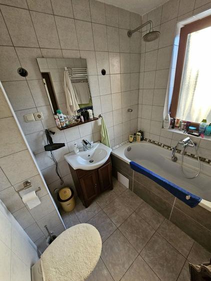 Casă individuală cu 7 camere cu Canalizare în Est