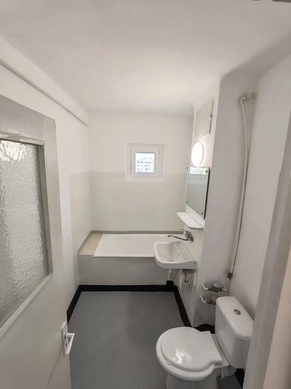 Apartament cu 3 camere decomandat în Democrației