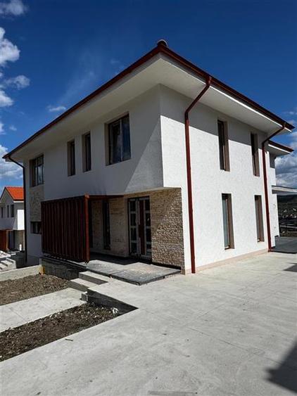 Duplex cu 4 camere cu Canalizare în Chinteni