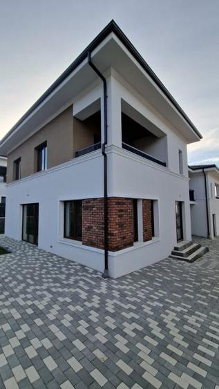 Duplex cu 5 camere cu Canalizare în Iris