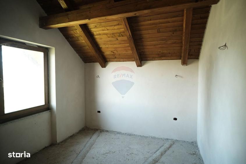 Casă cu 4 camere cu Teren 1674 Mp în Frătăuții Vechi